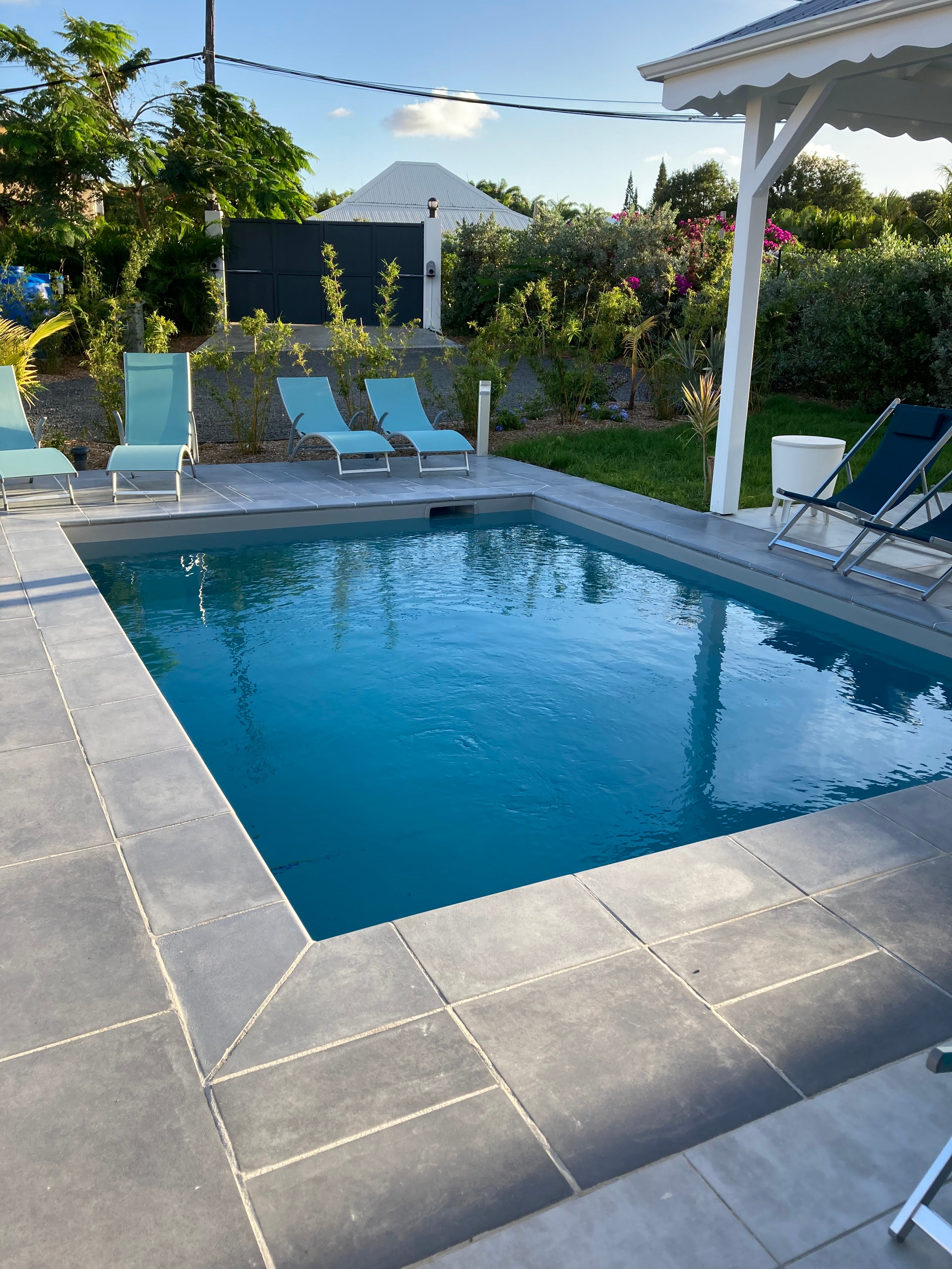 Petite piscine 5x3m, mise en eau, construction en Guadeloupe