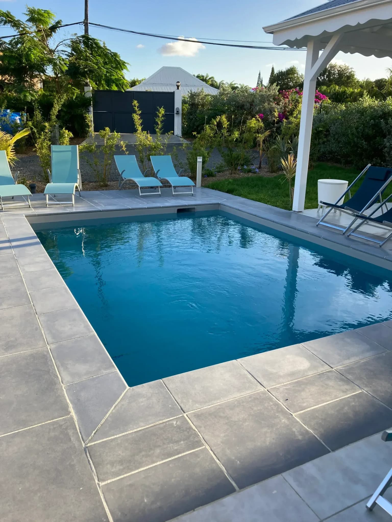 Réalisation Piscine autonettoyante compacte Réalisation Piscine autonettoyante compacte